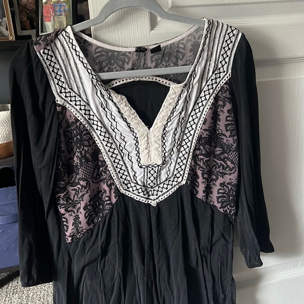 Black 3/4 length sleeve top from the buckle